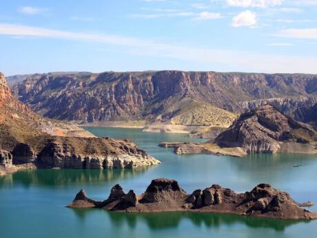 Visiting the gorgeous Atuel Canyon is a great day trip activity from Mendoza.