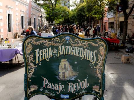 Browse for artisanal gifts and souvenirs at Paseo de las Artes in Córdoba.