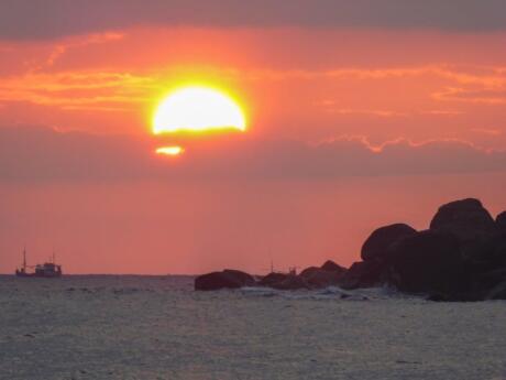 The beaches in Sri Lanka are beautiful, with romantic sunsets and lots of surfing spots