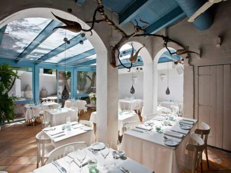 Alfresco Restaurant in Sitges is the perfect romantic spot for gay couples to enjoy delicious food surrounded by gorgeous decor