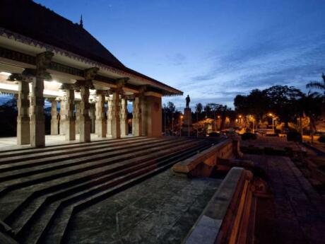 Next to Viharamahadevi Park is Independence Square with a monument surrounded by lion statues that's worth checking out