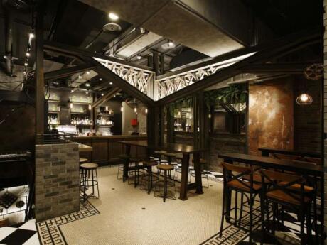 Abrazo is a popular spot in Taipei's gay area for dancing, drinking and dining. They serve delicious food and drinks!