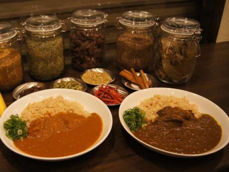 Yakumido is a real 'hole in the wall' curry restaurant in Osaka, which serves delicious food!