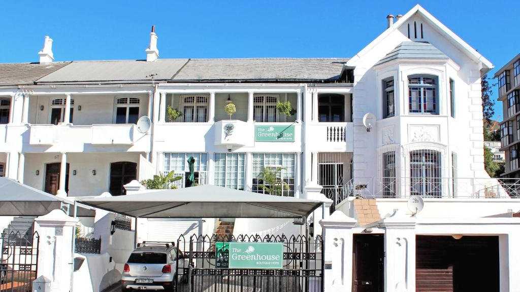 The Greenhouse is a charming budget guesthouse in a nice location in Cape Town.