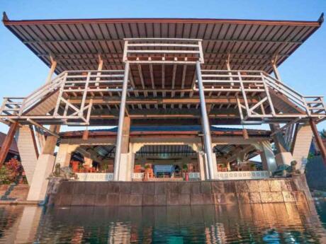 The poolside restaurant/bar at Rinjani Lodge is a fantastic spot for drinks in Lombok